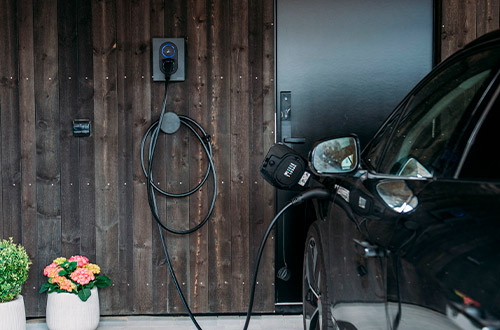 Zaptec Go ladeboks montert på garasjevegg